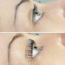 Afbeelding met 2 verschillen, 1 voor de behandeling en 1 na de behandeling met wimperlifting.